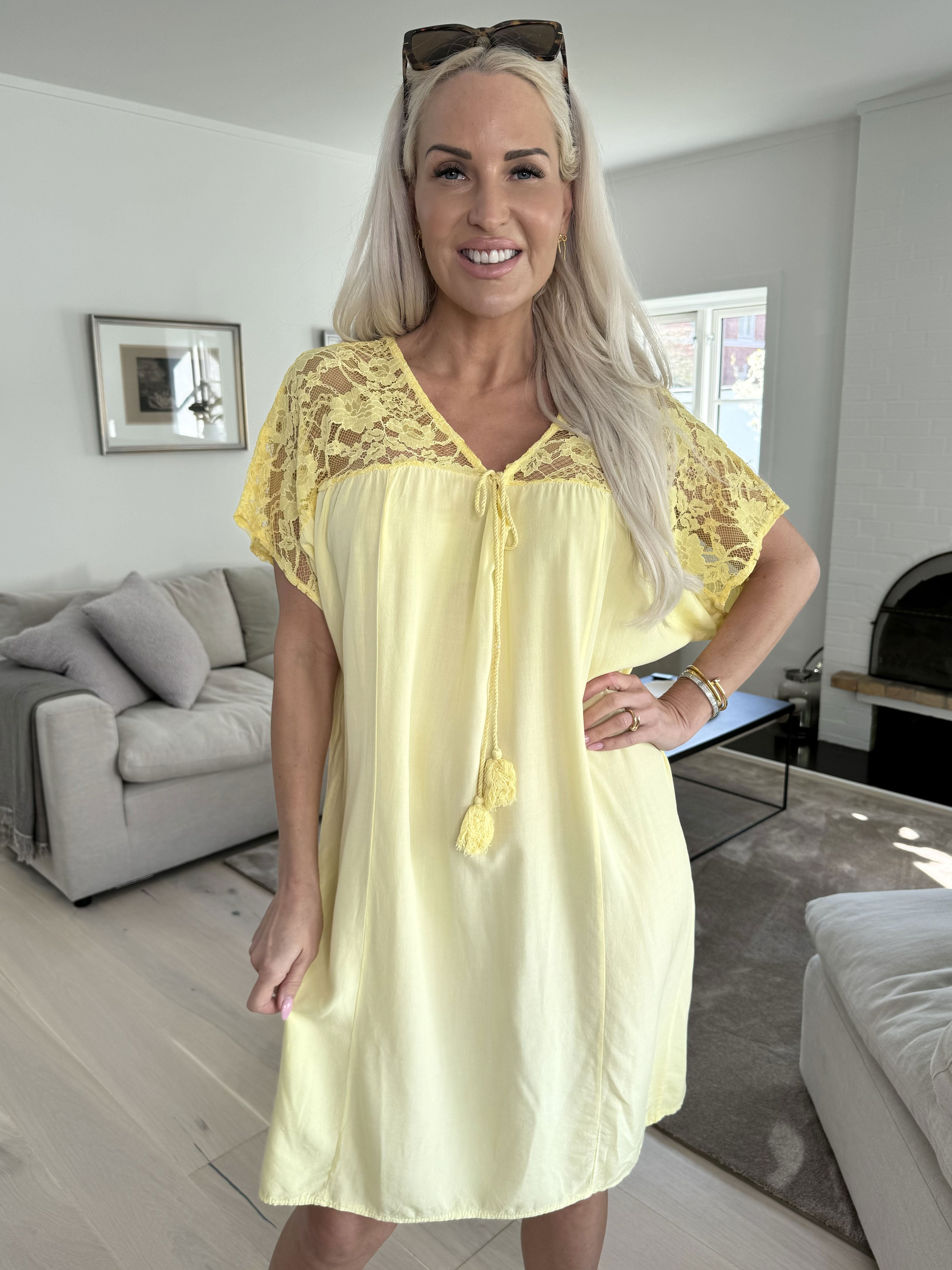 Martina - Söt klänning med spetstopp